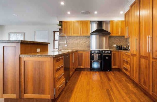 Kew House | Panoramic Tree view Melbourne city with Mini Golf