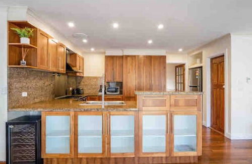 Kew House | Panoramic Tree view Melbourne city with Mini Golf