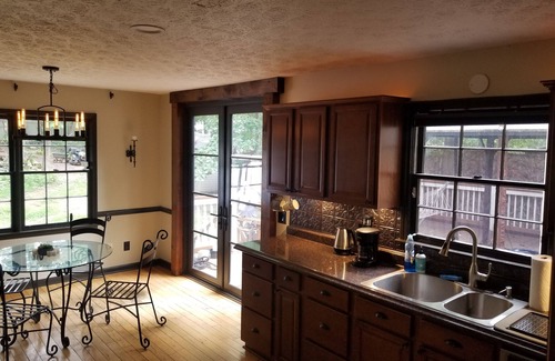 Tucker House | panoramic views, large hot tub/jacuzzi, cozy