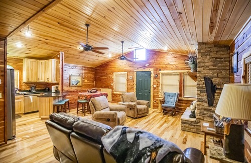 Compton Cabin | Papa Bear Log Cabin at the Buffalo River