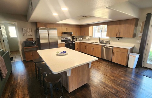 Munds Park Cabin | Papago Pines - 5 bedrooms, EACH WITH ATTACHED EN SUITE BATHROOM & Smart TV