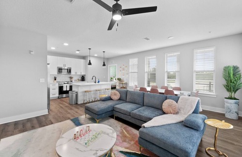 Southside Apartment | Paradise Escape: Stylish 3BR/2BA with Pool & Gym