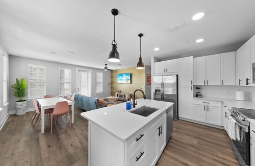 Southside Apartment | Paradise Escape: Stylish 3BR/2BA with Pool & Gym