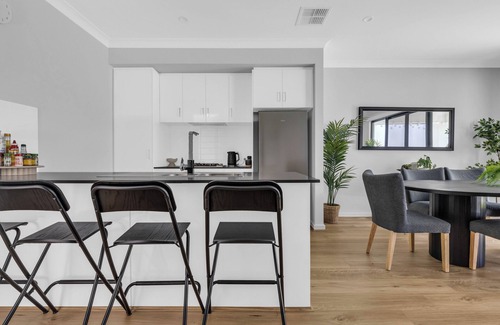 Paradise House | Paradise Family Home, Close to CBD & Amenities