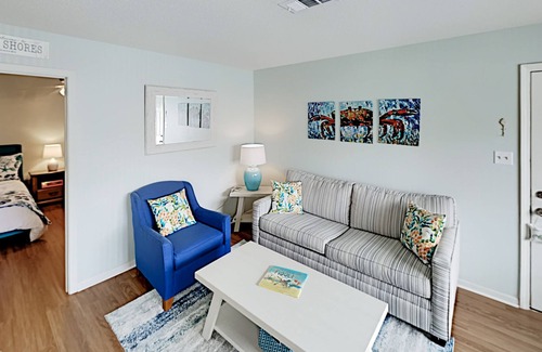 Gulf Shores Condo | Paradise Isle | All-New Interior | Pool & Hot Tub | 2-Minute Walk to Beach