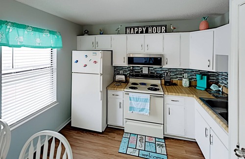 Gulf Shores Condo | Paradise Isle | All-New Interior | Pool & Hot Tub | 2-Minute Walk to Beach