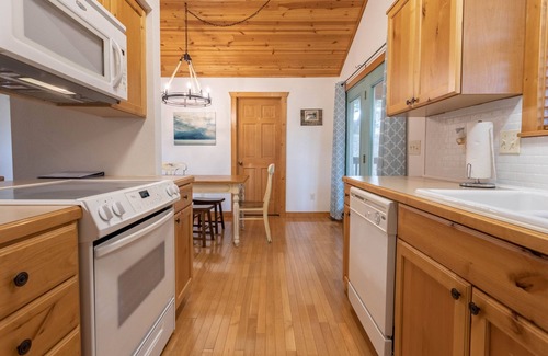 Reeds Spring House | Paradise Lodge 2 Bedroom Home by RedAwning