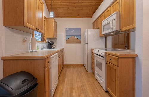 Reeds Spring House | Paradise Lodge 2 Bedroom Home by RedAwning