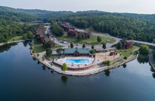 Reeds Spring House | Paradise Lodge 2 Bedroom Home by RedAwning