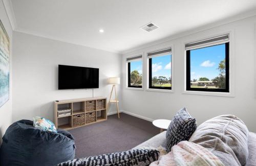 Aldinga Beach House | Paradise Palms 4BR Coastal Escape