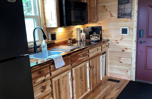 Millersburg Cabin | Paradise Peak Cabins “Songbird”outdoor hot tub in the heart of Amish Country