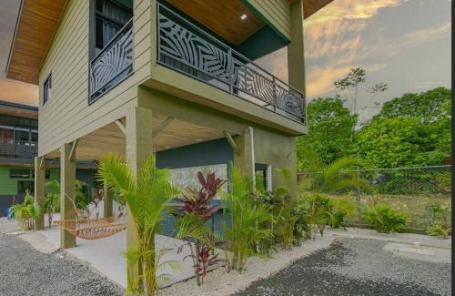 Penas Blancas Villa | Paraiso Lima -King bed and balcony with jacuzzi, fast Wifi, EV powering included! Only 5 minutes to La Fortuna