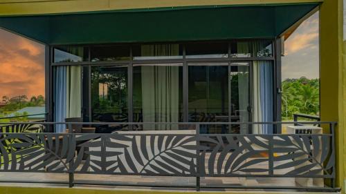 Penas Blancas Villa | Paraiso Lima -King bed and balcony with jacuzzi, fast Wifi, EV powering included! Only 5 minutes to La Fortuna