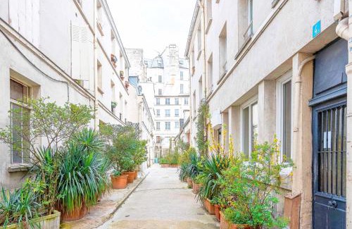 11th Arrondissement Apartment | Paris my home, GF, AIR COND, 2 SHOWERS, 2 WC
