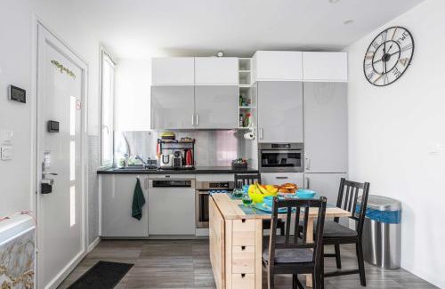 11th Arrondissement Apartment | Paris my home, GF, AIR COND, 2 SHOWERS, 2 WC