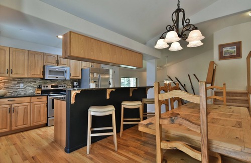 Park Forest Estates House | Park Forest Deer Trail Townhome: Hot Tub, On Shuttle Route