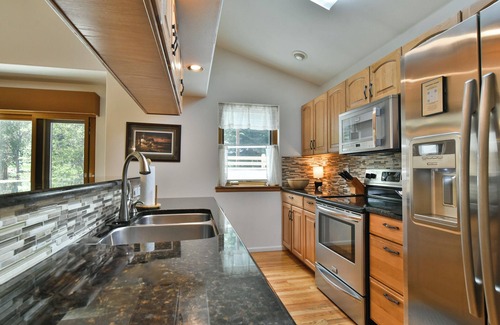 Park Forest Estates House | Park Forest Deer Trail Townhome: Hot Tub, On Shuttle Route