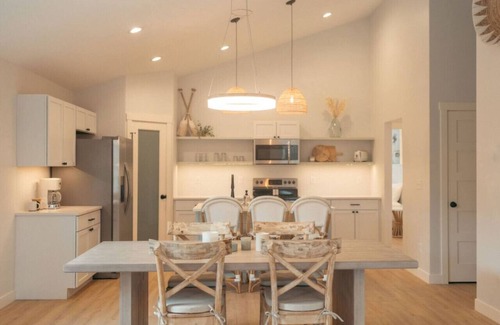 Park Point House | Park Point Scandinavian Home🌲 Family Retreat ☀️ 🌊 Pet Friendly 🐾