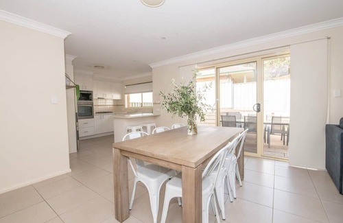 Orange East House | Park Villa | Near CBD, Spacious, Ideal for Work