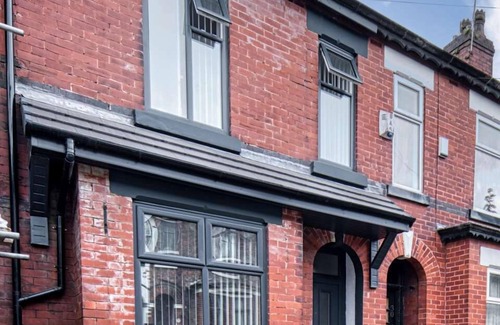 Manchester House | Parkhill Ave M8 Book Now & Save 20% Free Parking