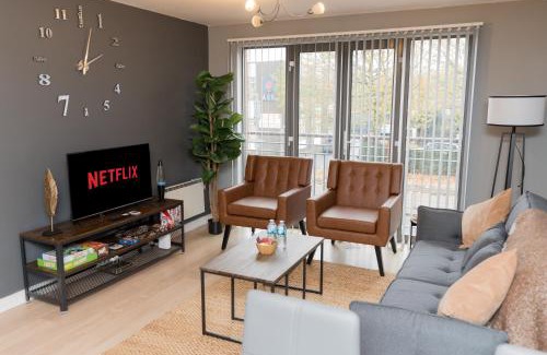 Wolverhampton Apartment | PARKING & GAMES City Centre Sleeps 6