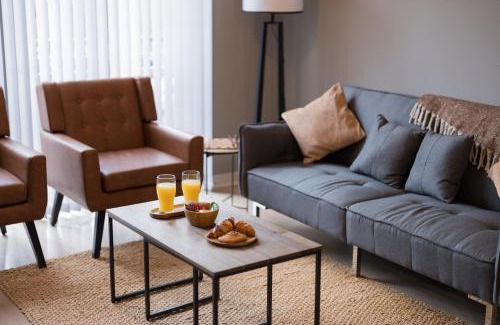 Wolverhampton Apartment | PARKING & GAMES City Centre Sleeps 6