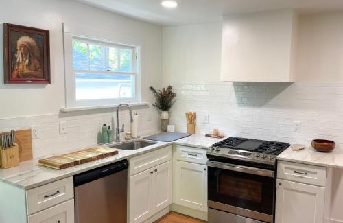 Manito House | Parkside Bungalow steps away from Manito Park