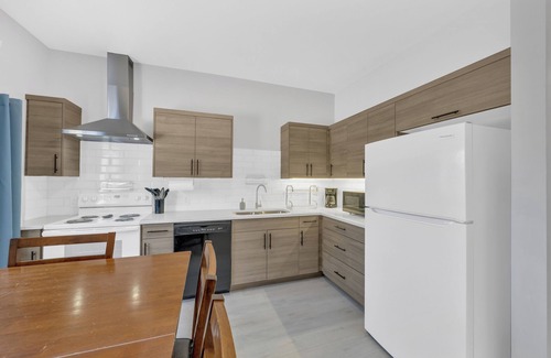 Leamington Apartment | Parkside Flat #5 - Seacliff Beach Suites