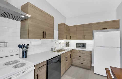 Leamington Apartment | Parkside Flat #5 - Seacliff Beach Suites