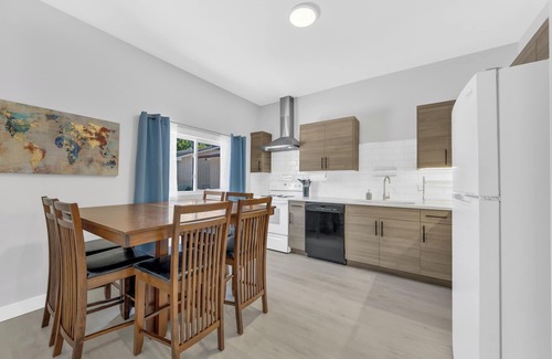 Leamington Apartment | Parkside Flat #5 - Seacliff Beach Suites