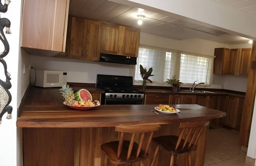 Barranca Apartment | Parrot Room at Jane's Beach Resort