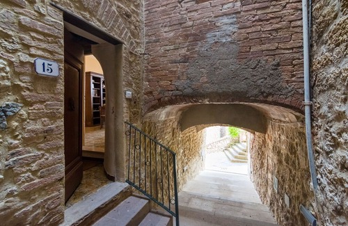 Montecastelli House | Part of a large house in the center of Monte Castelli Pisano