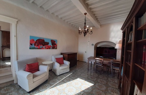 Montecastelli House | Part of a large house in the center of Monte Castelli Pisano