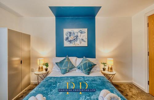 Trafford Apartment | Parydise Properties Presents The Sale Symphony - Stylish 6-Person Stay for Business or Leisure