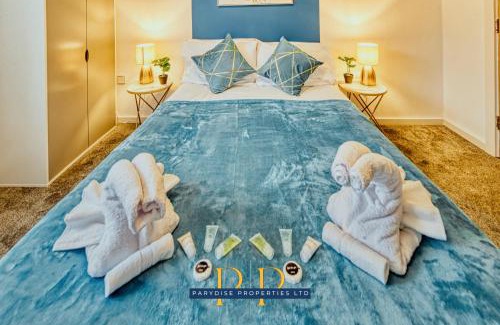 Trafford Apartment | Parydise Properties Presents The Sale Symphony - Stylish 6-Person Stay for Business or Leisure