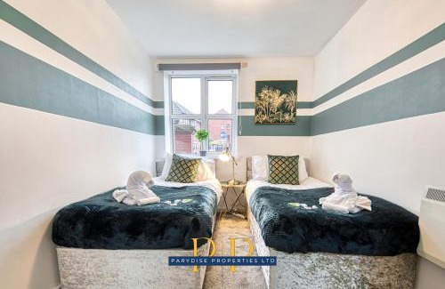 Trafford Apartment | Parydise Properties Presents The Sale Symphony - Stylish 6-Person Stay for Business or Leisure