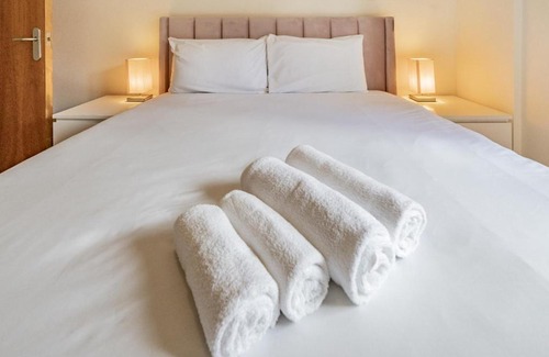 Belfast Central District Apartment | Pass the Keys Amazing City Centre Apt w Balcony Free Parking