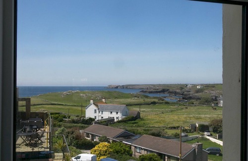 Trearddur Bay Apartment | Pass the Keys | Beautiful 3 bedroom apartment with Pool Access