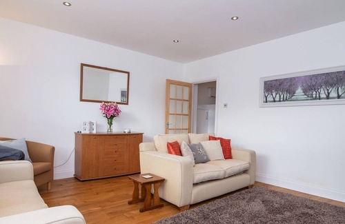 Ombersley House | Pass the Keys | Beautiful Home in Picture Perfect Village