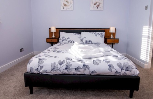 Ombersley House | Pass the Keys | Beautiful Home in Picture Perfect Village