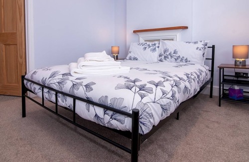 Ombersley House | Pass the Keys | Beautiful Home in Picture Perfect Village