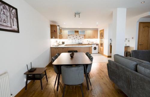 Kelvinbridge House | Pass the Keys Beautiful Unique 3Bed Mews Cottage House