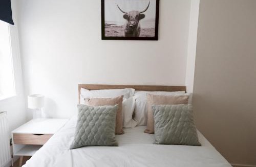 Kelvinbridge House | Pass the Keys Beautiful Unique 3Bed Mews Cottage House