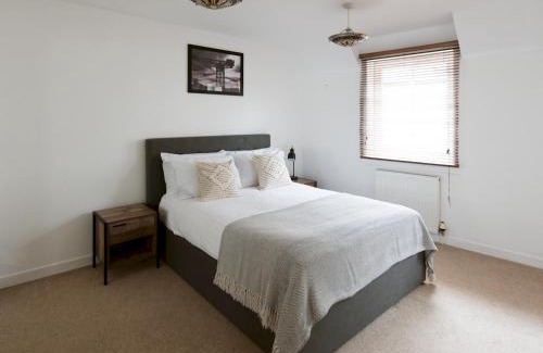 Kelvinbridge House | Pass the Keys Beautiful Unique 3Bed Mews Cottage House