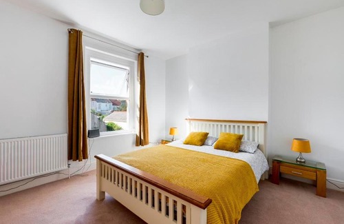 Mumbles House | Pass the Keys Beautifully Renovated Mumbles Home with Parking