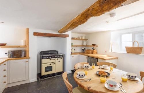 Bloxham House | Pass the Keys Charming 16th Century Cottage in Central Bloxham