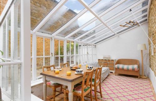 Bloxham House | Pass the Keys Charming 16th Century Cottage in Central Bloxham