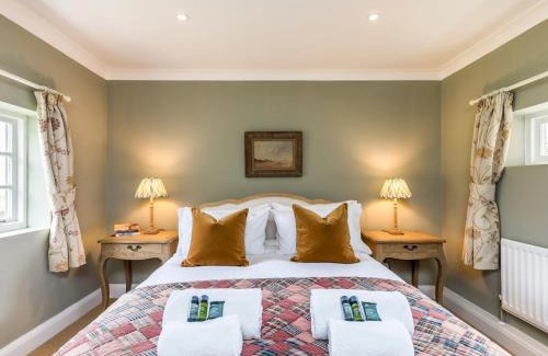 Stoughton House | Pass the Keys Charming Country Cottage With Spectacular Views