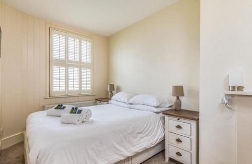 Selsey House | Pass the Keys Charming Old Coastguards Cottage