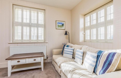 Selsey House | Pass the Keys Charming Old Coastguards Cottage